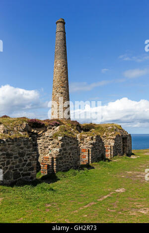 La cheminée, fours et vestiges de l'arsenic raffinage labyrinthe travaille à la mine Botallack Cornwall England UK Banque D'Images