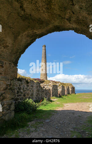 La cheminée, fours et vestiges de l'arsenic raffinage labyrinthe travaille à la mine Botallack Cornwall England UK Banque D'Images