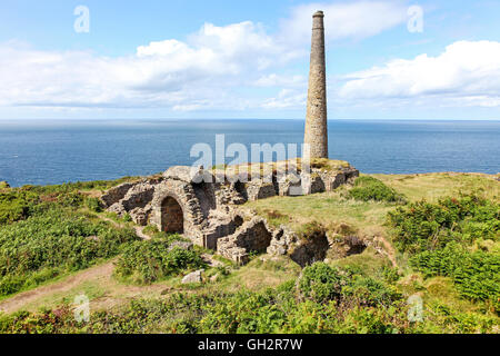 La cheminée, fours et vestiges de l'arsenic raffinage labyrinthe travaille à la mine Botallack Cornwall England UK Banque D'Images