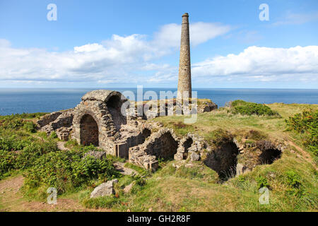 La cheminée, fours et vestiges de l'arsenic raffinage labyrinthe travaille à la mine Botallack Cornwall England UK Banque D'Images