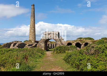 La cheminée, fours et vestiges de l'arsenic raffinage labyrinthe travaille à la mine Botallack Cornwall England UK Banque D'Images