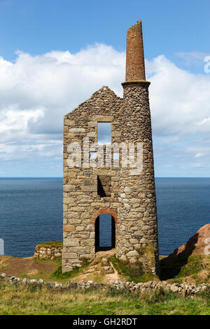 À l'Ouest une papule Owles tin mine de cuivre et le moteur chambre à Botallack Cornwall England UK Banque D'Images