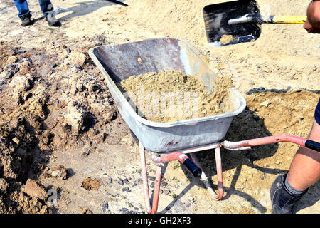 Navire de sable à la pelle dans la construction de camions de transport. Banque D'Images