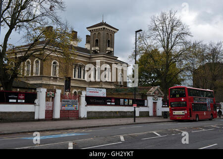 L'Hôpital St Clements vus de Mile End Road dans l'East End londonien avant le réaménagement. Banque D'Images