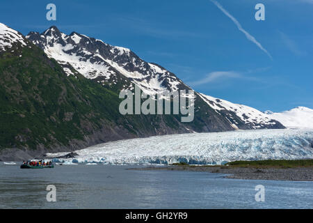 Une série pleine de gens flottent dans le lac créé par l'eau de fonte du glacier Spencer sur la péninsule de Kenai en Alaska. Banque D'Images