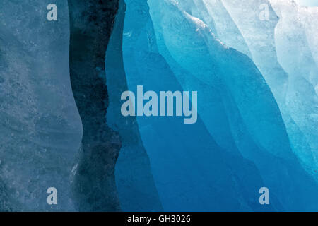 La lumière qui passe à travers la glace de glacier s'écoule dans différentes teintes de bleu. Banque D'Images