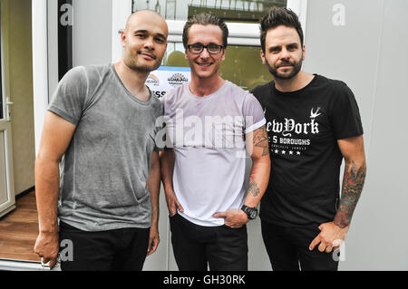 Sean Conlon, Scott Richardson et Ritchie Neville de pop 5ive posent pour une photo après leur performance à Custom House Square, dans le cadre de la Belfast Pride Festival 2016. Banque D'Images