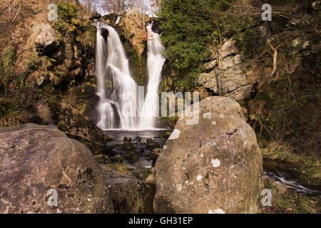 Chute d'eau de Possforth Gill dans une campagne pittoresque idyllique (cours d'eau qui coule au-dessus de la falaise rocheuse dans l'étang) - Bolton Abbey, Yorkshire Dales, Angleterre, Royaume-Uni Banque D'Images