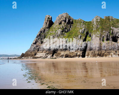 Le Grand Tor pointe à l'ouest de trois Cliff Bay, Gower montrant quasiment vertical et de transmission et strates de calcaire Banque D'Images