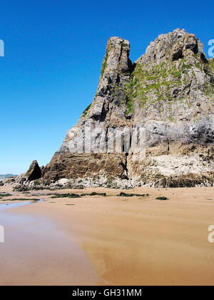 Le Grand Tor pointe à l'ouest de trois Cliff Bay, Gower montrant quasiment vertical et de transmission et strates de calcaire Banque D'Images