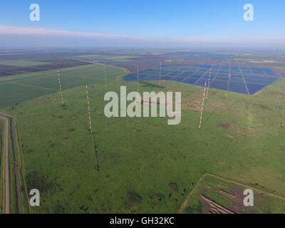 Antennes à ondes longues de mâts de la communication parmi les rizières inondées. Les télécommunications et l'équipement de communications et radar. Banque D'Images