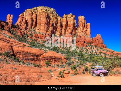 Pink Jeep garée à Point de poulet à Sedona Banque D'Images