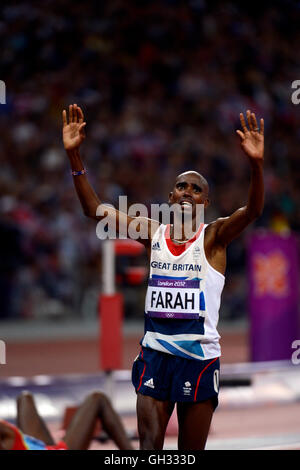 Londres 2012 - Jeux olympiques : Athlétisme - finale de 10 000 mètres. Mohamed Farah de Grande-bretagne remportant la médaille d'or. Banque D'Images