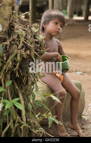 Dans la vie des enfants Embera Panama forêt tropicale et de maintenir ses traditions et le mode de vie Banque D'Images