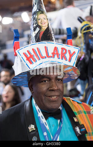 Un délégué fait sur le port d'un chapeau de Hillary Rodham Clinton sur le sol avant le début de la dernière journée de la Convention Nationale Démocratique à la Wells Fargo Center le 28 juillet 2016 à Philadelphie, Pennsylvanie. Banque D'Images