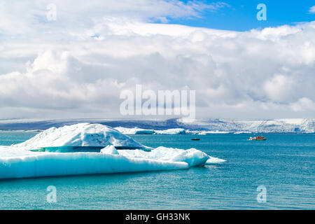 Des bateaux touristiques et Iceberg in Jokulsarlon glacial lagoon, une rivière dans le sud-est de l'Islande Banque D'Images