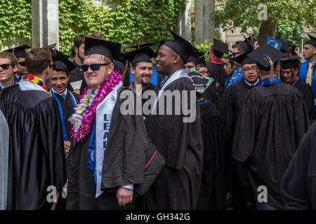 Les étudiants qui fréquentent l'université des diplômes à l'Université d'état de Sonoma à Rohnert Park dans le Comté de Sonoma en Californie United States Banque D'Images
