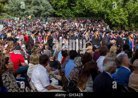 Les étudiants qui fréquentent l'université des diplômes à l'Université d'état de Sonoma à Rohnert Park dans le Comté de Sonoma en Californie United States Banque D'Images