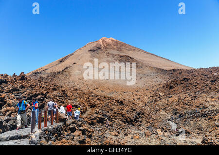 El Teide, Tenerife, 06 juin 2015 : les touristes non identifiés sont la marche sur le dessus de le volcan de Teide, Tenerife, Espagne Banque D'Images