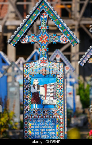 SAPANTA,Roumanie - 04 juillet 2015- Le Cimetière Joyeux de Sapanta, Maramures, Roumanie. Ces cimetière est unique en Roumanie et en t Banque D'Images