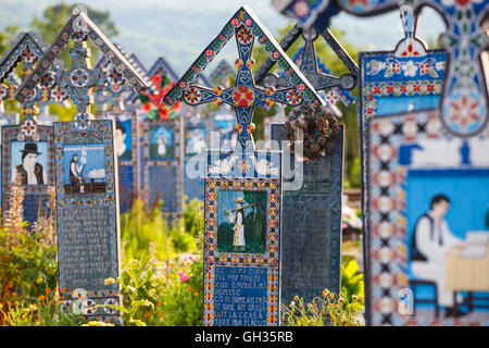 SAPANTA,Roumanie - 04 juillet 2015- Le Cimetière Joyeux de Sapanta, Maramures, Roumanie. Ces cimetière est unique en Roumanie et en t Banque D'Images