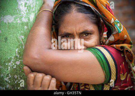 Habillé traditionnellement femme et son sourire caché à Dhaka - Bangladesh. Banque D'Images