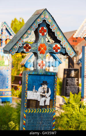 SAPANTA,Roumanie - 04 juillet 2015- Le Cimetière Joyeux de Sapanta, Maramures, Roumanie. Ces cimetière est unique en Roumanie et en t Banque D'Images