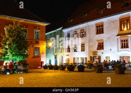 SIGHISOARA, Roumanie - 07 juillet : Vue de nuit sur la ville historique de Sighisoara sur Juillet 07, 2015. Ville dans laquelle est né Vlad Tepes, Dracu Banque D'Images