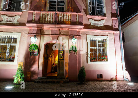 SIGHISOARA, Roumanie - 07 juillet : Vue de nuit sur la ville historique de Sighisoara sur Juillet 07, 2015. Ville dans laquelle est né Vlad Tepes, Dracu Banque D'Images