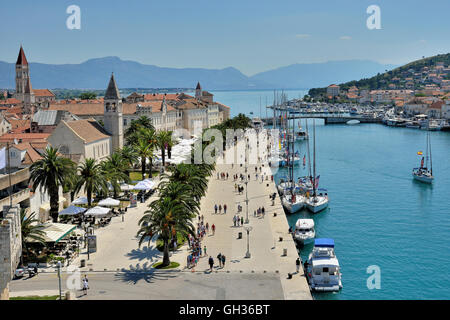 Géographie / voyages, Croatie, vue de la forteresse de Kamerlengo du 15ème siècle à travers la vieille ville de Trogir, classé au Patrimoine Mondial de l'UNESCO, Additional-Rights Clearance-Info-Dalmatie,-Not-Available Banque D'Images