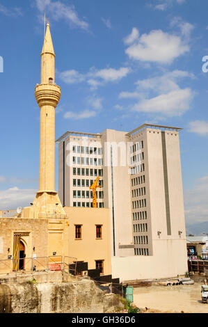 Géographie / billet, Liban, minaret en face de bâtiment de plusieurs étages dans la vieille ville de Beyrouth, au Moyen-Orient, à l'Est, Additional-Rights Clearance-Info-Not-Available- Banque D'Images