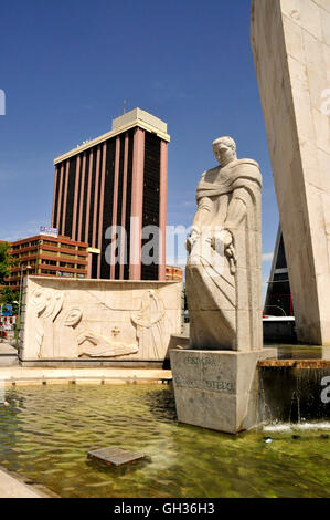 Géographie / voyages, Espagne, monument de José Calvo Sotelo devant des tours Kio, torr KIO, appelée aussi porte de l'Europe, à l'hôtel Plaza Castilla, Madrid, Additional-Rights Clearance-Info-Not-Available- Banque D'Images