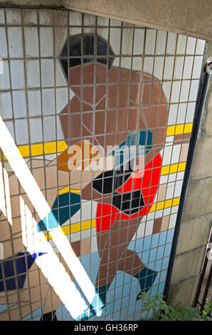 Une fresque faite de carreaux de boxe sous une passerelle près de Wembley Stadium Banque D'Images