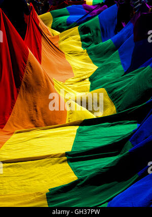 Grand drapeau Gay Pride, 30 mètres de long, rouge, orange, jaune, vert, bleu, violet Brighton Gay Pride Parade 2016 Banque D'Images