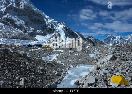 À l'échelle du glacier de Khumbu du Camp de base de l'Everest, Sagarmatha National Park, district de Solukhumbu, Népal, Asie Banque D'Images