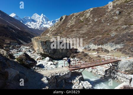 Trekker sur le col de Pheriche avec Ama Dablam à distance, parc national de Sagarmatha, district de Solukhumbu, Népal, Asie Banque D'Images