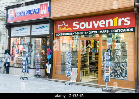 Un magasin de souvenirs dans la vieille ville de Bratislava en Slovaquie Banque D'Images