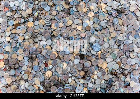 Une pile de pièces de monnaie en roupies indiennes. Banque D'Images