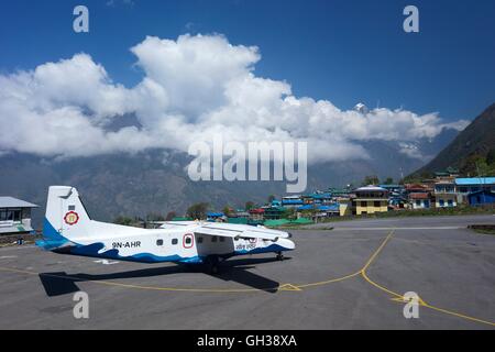 Sita Air avion Dornier 228 approchant de la piste, l'aéroport Tenzing-Hillary, Lukla, Népal, Asie Banque D'Images