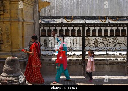 Grand-mère, fille et petite-fille de prière bouddhiste passage roues à Swayambhunath Stupa ou Monkey Temple, Katmandou, Népal, Banque D'Images