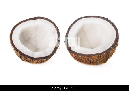 Deux moitiés de noix de coco décortiqué isolé sur un fond blanc. Banque D'Images