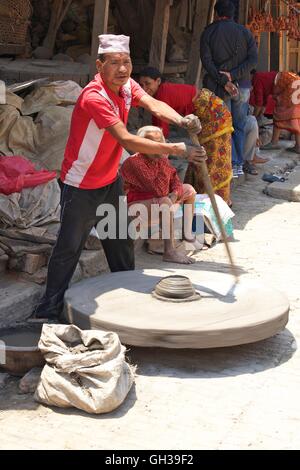 Potter Le tournant de potier, Potter's Square, Bhaktapur, Népal, Asie Banque D'Images