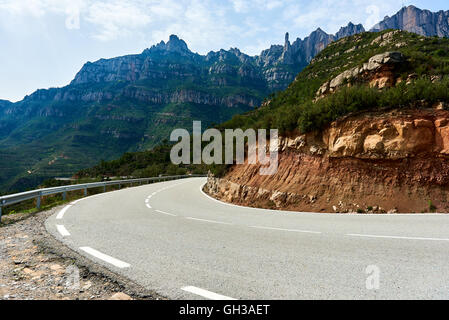 Route sinueuse menant à l'abbaye bénédictine de Santa Maria de Montserrat, en Catalogne. Espagne Banque D'Images