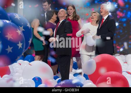 Hillary Clinton, l'époux et l'ancien Président Bill Clinton et Gov. Tim Kaine et épouse Anne lors de la chute du ballon à la suite de l'acceptation démocratique comme candidats à la présidence lors de la dernière journée de la Convention Nationale Démocratique à la Wells Fargo Center le 28 juillet 2016 à Philadelphie, Pennsylvanie.
