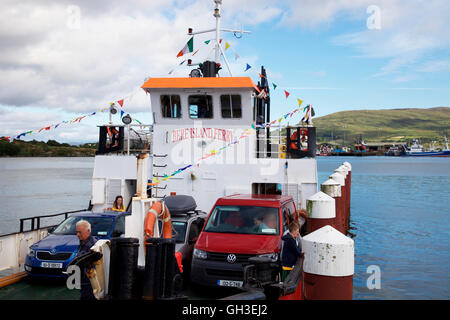 Bere Island Ferry amarré à Castletownbere Banque D'Images