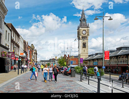 Shoppers on High Row, Darlington, County Durham, England UK Banque D'Images