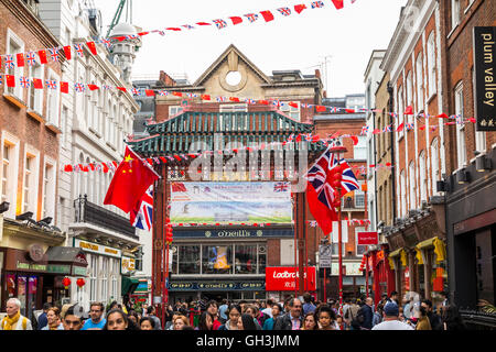 Scène de rue à Chinatown, West End (Westminster), London, UK avec O'Neill's pub dans l'arrière-plan Banque D'Images