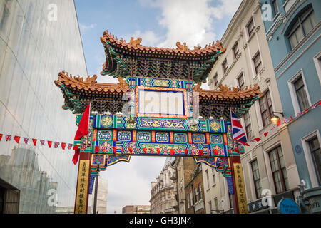 Panneau d'entrée et porte dans Wardour Street à Chinatown, West End (Westminster), London, UK Banque D'Images