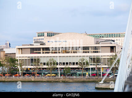 Royal Festival Hall, Southbank Centre, sur la rive sud de la Tamise, Londres, Royaume Uni sur une journée ensoleillée avec ciel bleu Banque D'Images