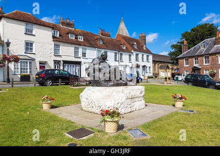 Statue en bronze par Oscar Nemon de Sir Winston Churchill sur la place du village, Westerham, une ville dans le district de Sevenoaks, dans le Kent Banque D'Images